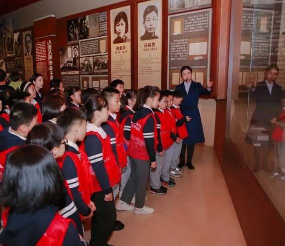 了解年代考虑职责学生们站在劳模立异效果展台前动手体验模拟焊接操作 了解年代考虑职责学生们站在劳模立异效果展台前动手体验模拟焊接操作