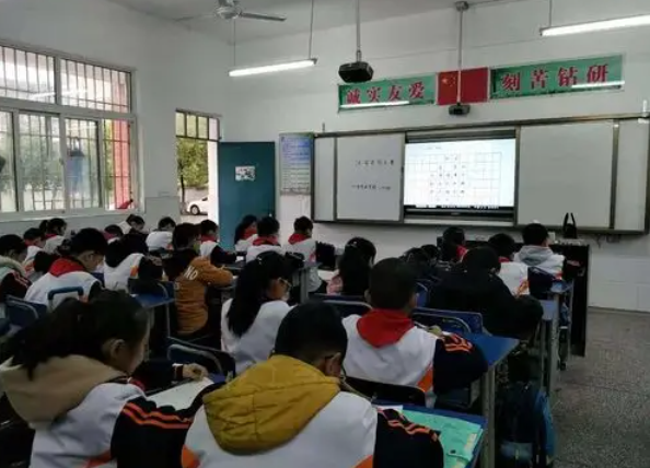 基础薄弱区域学位供应量体裁衣加强教育资源跨学段调整